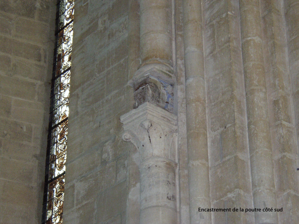 La poutre de gloire ou trabe se trouvait placée à la limite du transept et du chœur au dessus des marches qui mènent à l'autel.