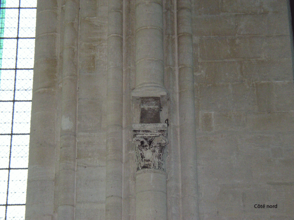 La poutre de gloire ou trabe se trouvait placée à la limite du transept et du chœur au dessus des marches qui mènent à l'autel.